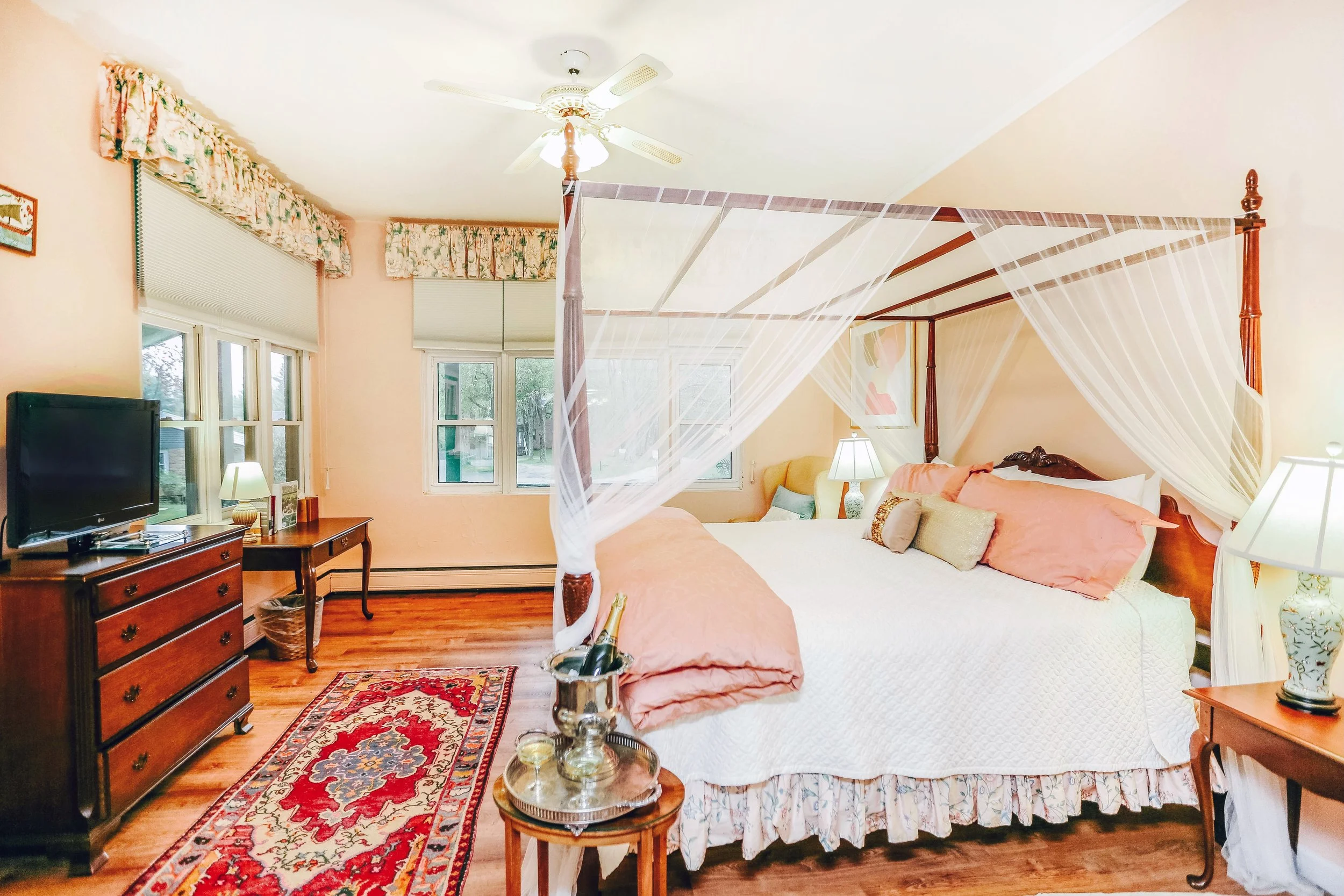 19+Golden+Apple+Canopy+King+facing+View