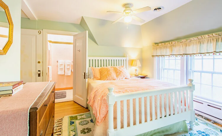 9+BVM+queen+facing+bed+&+barth