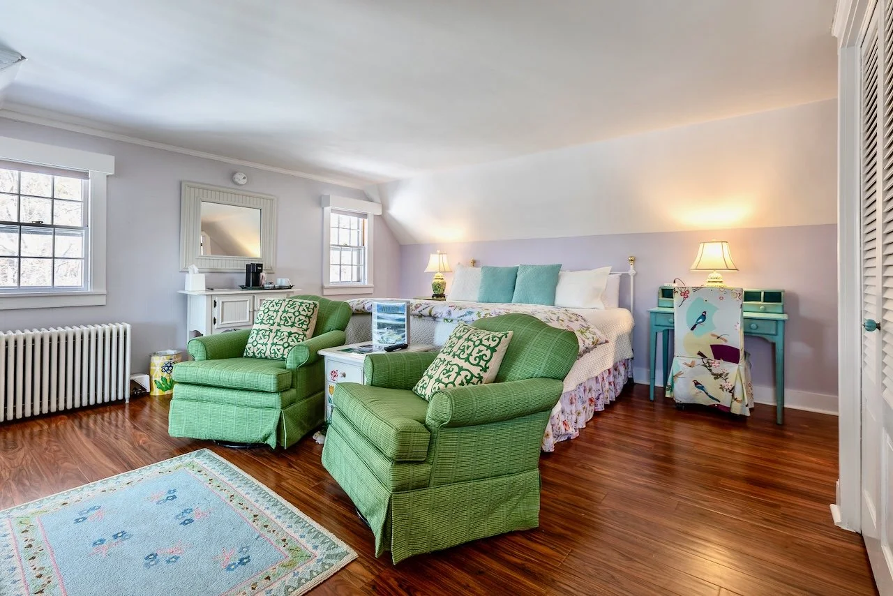 Lavander+facing+bed+and+green+chairs