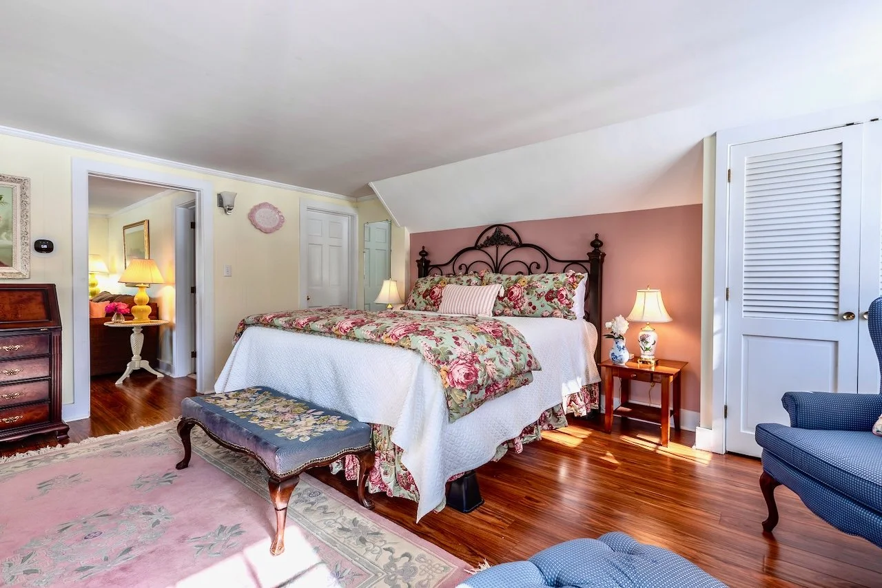 Peony+and+daffodil+king+bedroom+facing+suite